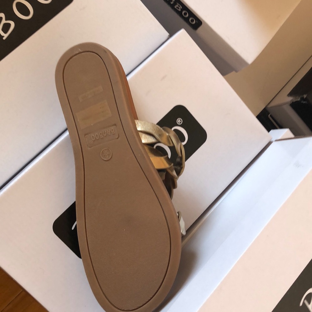 Size 6 Gold Slide Sandal - Picture 3 of 3